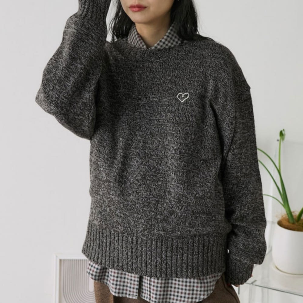 프릭스스토어 원포인트 하트자수 폭스혼방 니트 풀오버 3컬러 1132248902860
