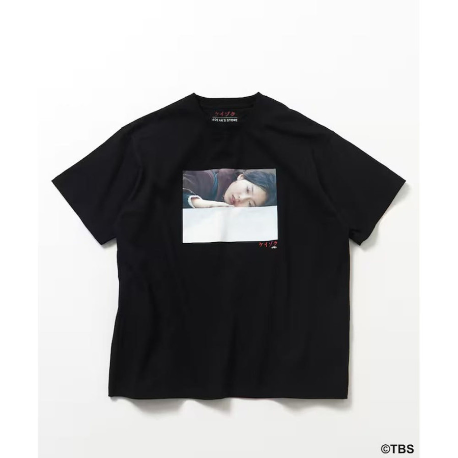 프릭스스토어 TBS 드라마 케이조쿠 콜라보 SHIBATA 프론트 프린트 숏슬리브 크루넥 반팔 티셔츠 B 2컬러 1026248902618