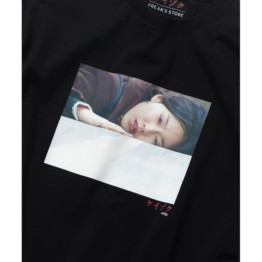 프릭스스토어 TBS 드라마 케이조쿠 콜라보 SHIBATA 프론트 프린트 숏슬리브 크루넥 반팔 티셔츠 B 2컬러 1026248902618